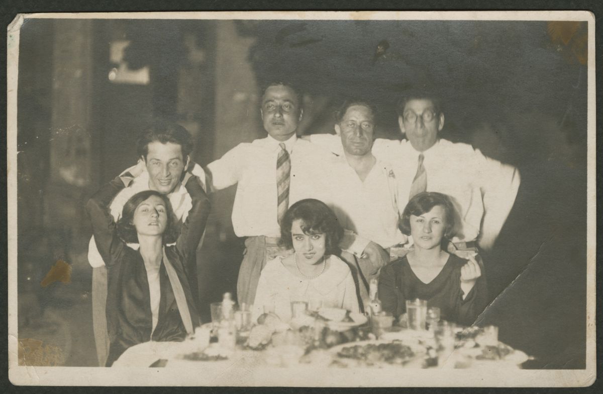 10 Ad Mc 007 Ref6123 D Sofra başında bir grup fotoğrafı, tahminî 1930’lar<br />
New York Üniversitesi Abu Dhabi, Akkasah Fotoğraf Arşivi<br />
