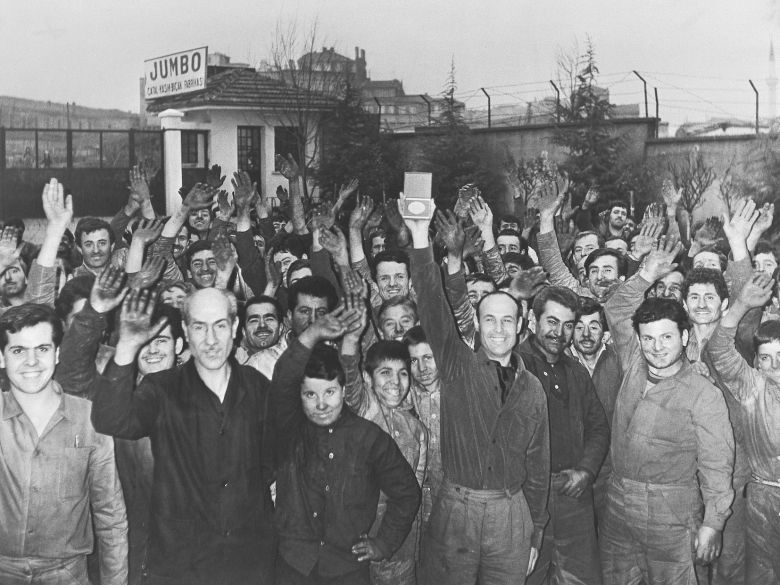 10jumbo1966 Uluslarası Filibe Fuarı’ndan altın madalyayla dönen Jumbo’nun İstanbul, Çemberlitaş’taki üretim tesisinde kutlama, İstanbul, 1966
Jumbo Arşivi