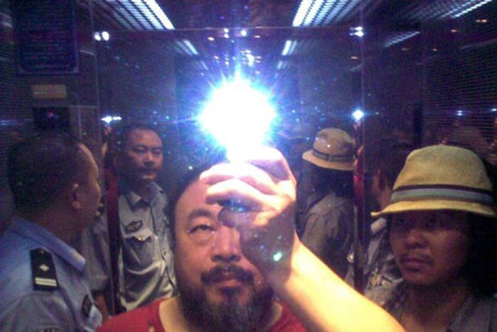 Ai Weiwei’nin Disturbing the Peace (2009) adlı işinden bir kare Gözaltindaki Ai Weiwei'nin asansörde otoportresi, Siçuan, Çin, Agustos 2009