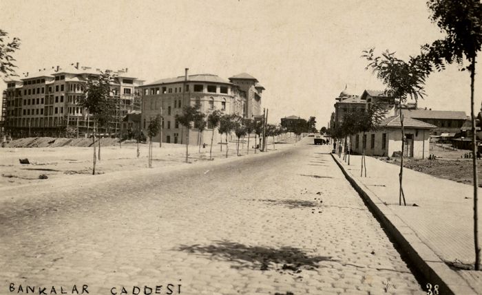 1920’lerin sonunda Bankalar Caddesi, Ankara 1920’lerin sonunda Bankalar Caddesi, Ankara<br />
SALT Arastirma