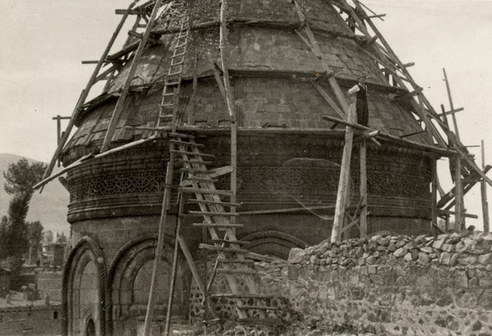 The restoration of Twin Minarets Madrasa’s Tomb in Erzurum                                                                                                                                                                                                      Erzurum’daki Çifte Minareli Medrese Kümbeti’nin onarimi<br />
SALT Arastirma, Ali Saim Ülgen Arsivi 