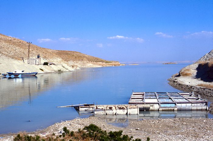 Atatürk Dam Shoreline                                                                                                                                                                                                                                           Atatürk Baraji Kiyisi, 1999, Adiyaman<br />
Fotograf: Aslihan Demirtas
