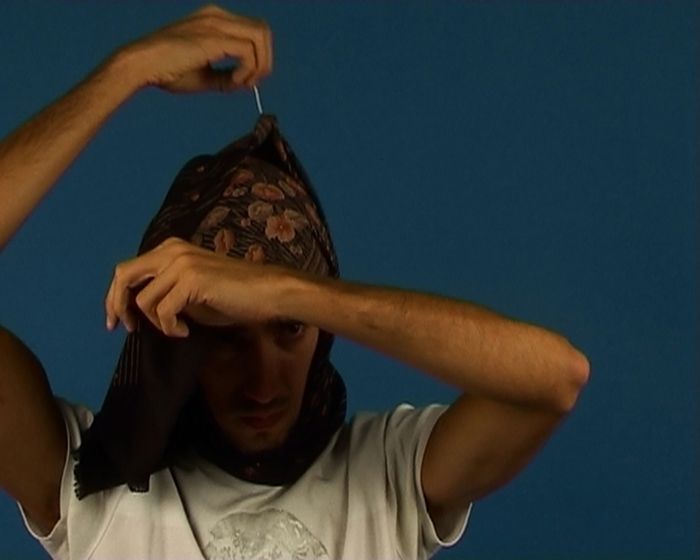                                                                                                                                                                                                                                                                 Köken Ergun'un <i>Isimsiz</i> (2004) videosundan bir kare
