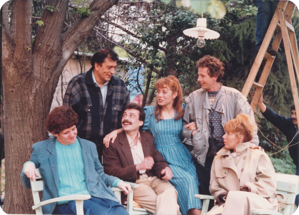 16 Karw1981001 <i>Gecenin Öteki Yüzü</i> (1987) dizisinin çekimlerinden fotoğraf<br />
Soldan sağa: Gülsün Karamustafa, Okan Uysaler, Haluk Bilginer, Zuhal Olcay, Colin Monie, Füruzan<br />
Salt Araştırma, Gülsün Karamustafa Arşivi <br />