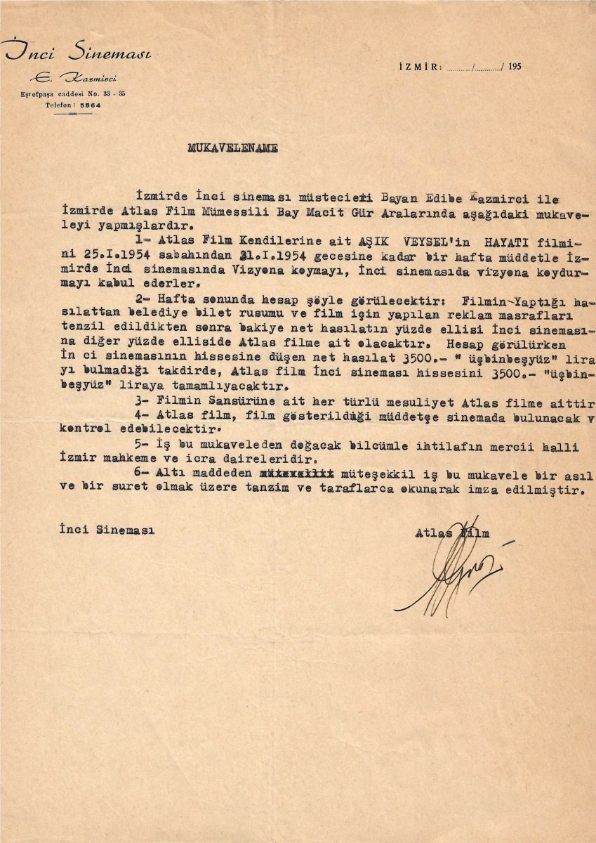 17 1954 01 25 Izmir Inci Sinemas Ile Atlas Film Ask Veysel In Hayat Gosterim Anlasmas Filmin gösterimi için İnci Sineması ile Atlas Film arasında yapılan mukavelename, 25 Ocak 1954, yazarın özel koleksiyonu<br />
İnci Sineması’nın filmle ilgili ilanı iddialı görünse de, sinema sahipleri ile Atlas Film arasında imzalanan resmî anlaşma, filmin sansür durumu ve elde edeceği hasılat konusunda bazı endişelerin olduğu izlenimini uyandırır. Anlaşmada, filmin sansürüyle ilgili her türlü sorumluluğun Atlas Film’e ait olduğunu belirten bir madde bulunmaktadır. Ayrıca belediye bilet vergisi ve tanıtım masrafları düşüldükten sonra kalan net hasılatın yarı yarıya paylaşılacağı, ancak İnci Sineması’nın payına düşen net hasılatın 3.500 liranın altında kalması durumunda Atlas Film’in bu miktarı 3.500 liraya tamamlayacağı belirtilmektedir.<br />
