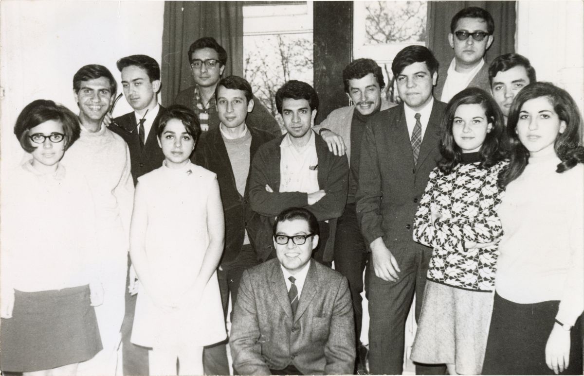 1 001 1968 RK Sinema Kulübü yönetim ekibi 
Hasan Gürdal (önde, oturuyor), Bülent Becan (arkada, soldan dördüncü), Özer Kabaş (arkada, soldan yedinci) 
Hasan Gürdal Arşivi
