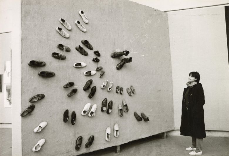 1 Hanb106 Handan Börüteçene, <i>Savaşa Karşı</i> işiyle, <i>34éme Salon de la Jeune Peinture</i>, Grand Palais (Paris), 1983