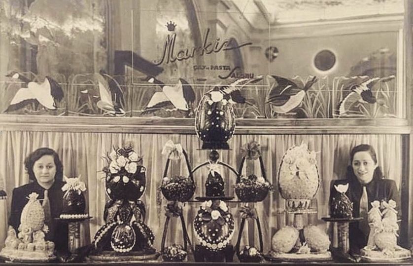1 Markiz Markiz Pastanesi çalışanları Selma ve Feride Soris kardeşler, pastanenin üretimi olan paskalya yumurtalarını sergilerken (Kaynak: voxartistica.com)*
