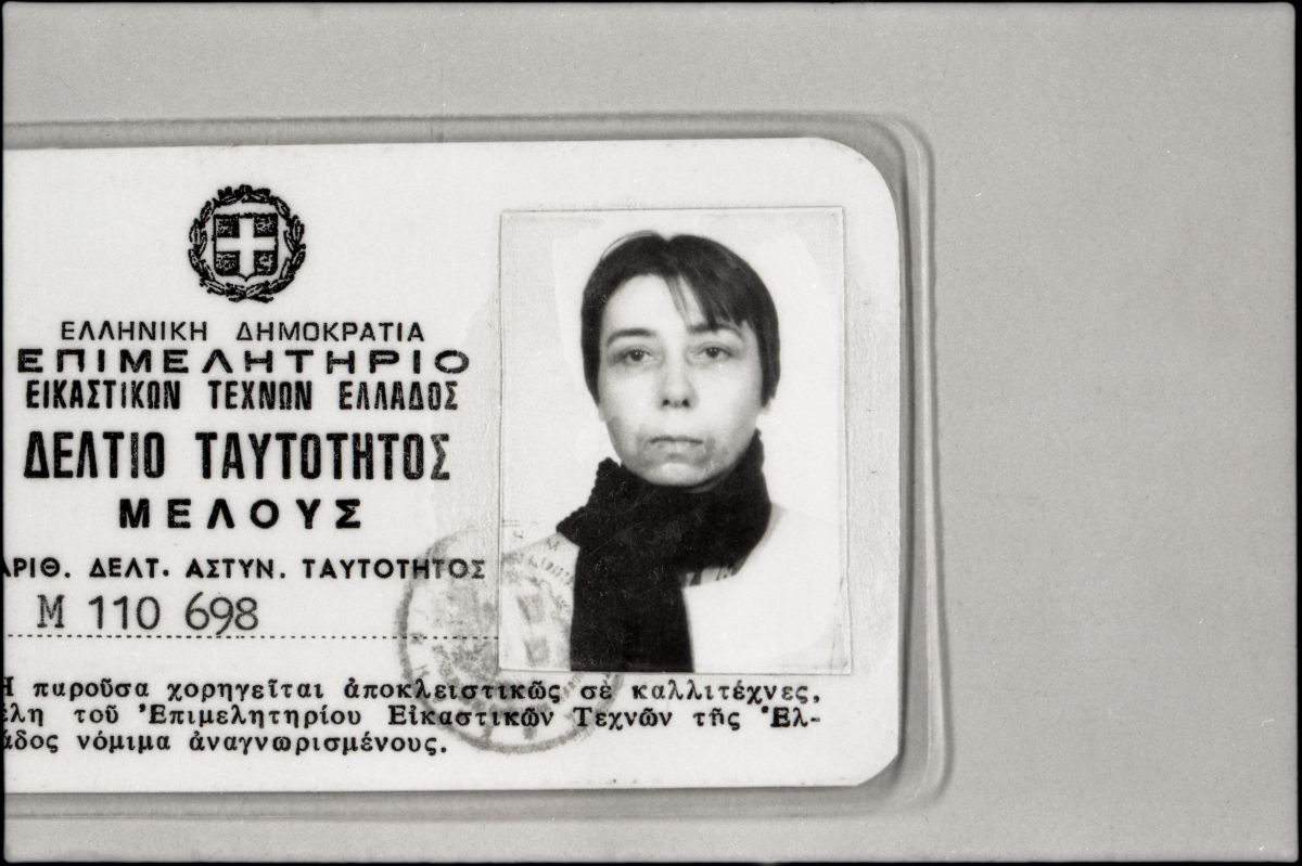2 Eleonora Arhelaou’nun Yunanistan Güzel Sanatlar Odası’na ait üye kimlik kartı <br /><br />
