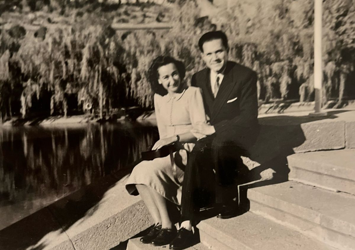 2 18 Leyla ve Ferzan Baydar, tahminî 1945<br />
Yazarın izniyle<br />