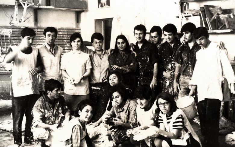2 22 Resim-İş öğrencisi (solda) İsmail Saray sınıf arkadaşlarıyla modelaj atölyesinde, 1967
SALT Araştırma, İsmail Saray Arşivi 