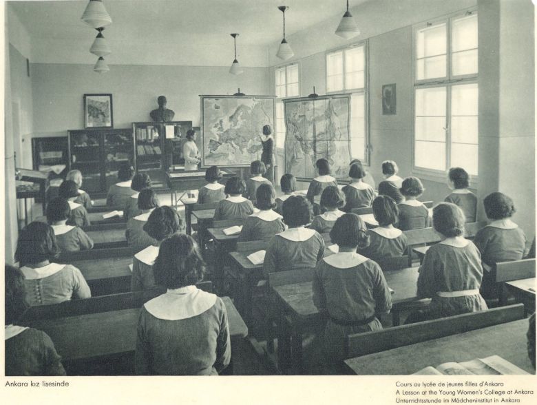 2 Ankara Kz Lisesi 1930lar 1 Ankara Kız Lisesi, 1930’lar
Salt Araştırma, Fotoğraf ve Kartpostal Arşivi
