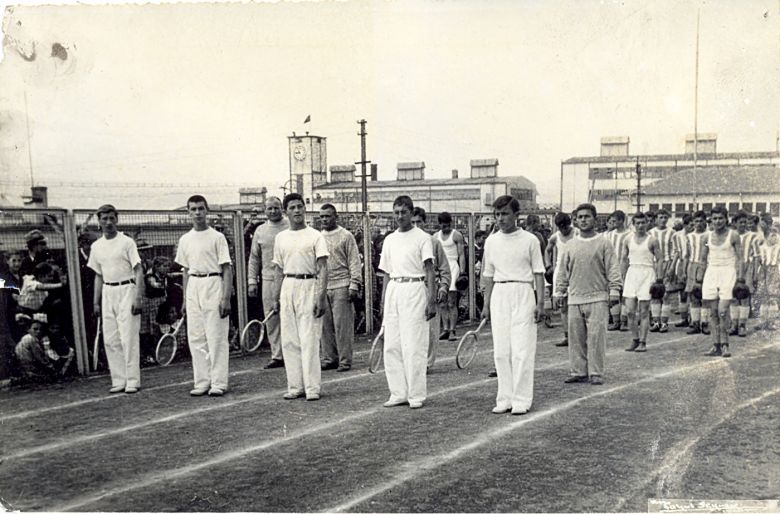 Kağıtspor sporcuları 1. Kağıt Fabrikası önünde, SEKA İzmit, 1950’ler Kağıtspor sporcuları 1. Kağıt Fabrikası önünde, SEKA İzmit, 1950’ler
SEKA Kağıt Müzesi Dokümantasyon Merkezi Arşivi