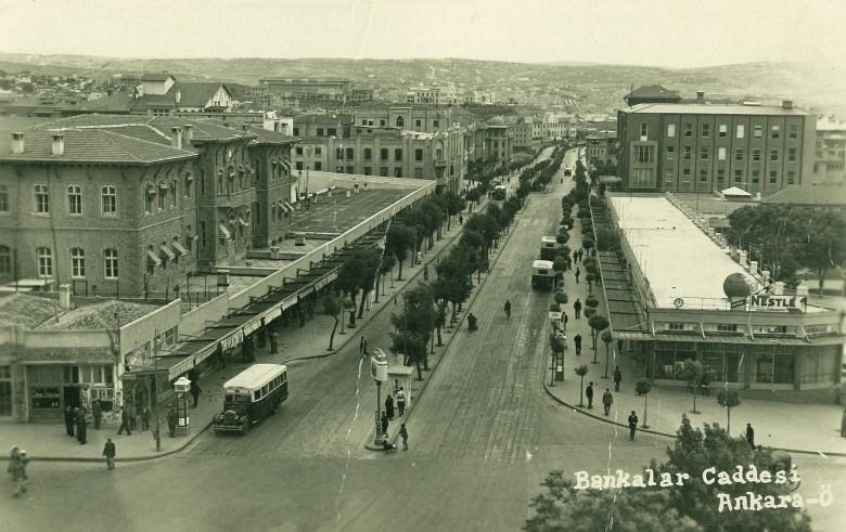 bankalarcaddesi Bankalar Caddesi, Ulus, Ankara, 1933 (fotoğrafçısı bilinmiyor)
Turan Tanyer Arşivi
