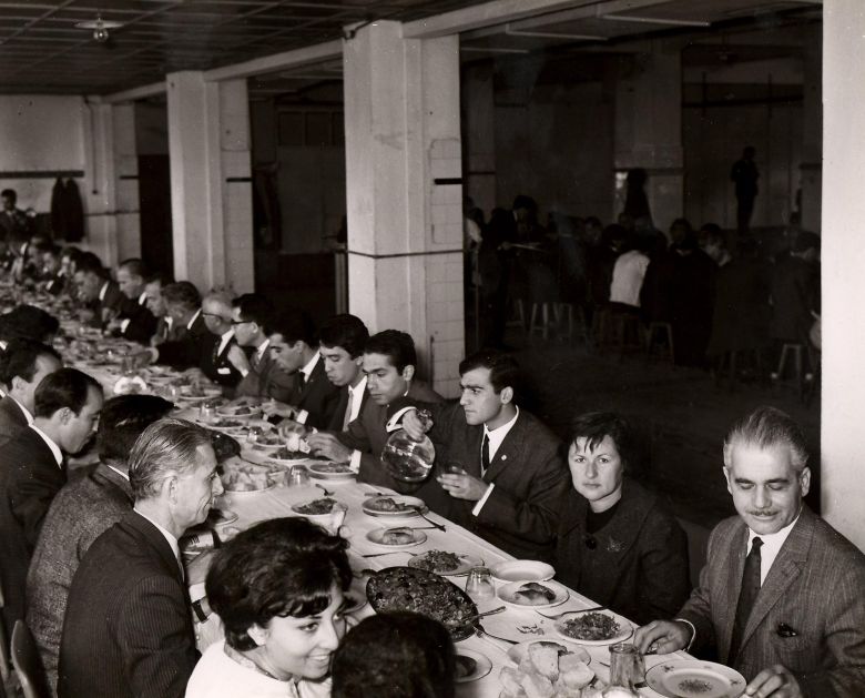 227 Tme İstanbul Teknik Üniversitesi öğrencileri ve öğretim üyeleri Gümüşsuyu Kampüsü’ndeki yemek salonunda
Salt Araştırma, Harika-Kemali Söylemezoğlu Arşivi