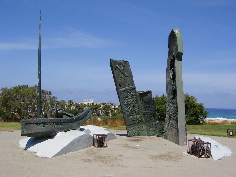 Monument to the Struma and Mafkura in Ashdod, Israel Struma ve Mefkure Göçmen Gemilerinin Anıtı, Aşdod, İsrail
Fotoğraf: Avishai Teicher