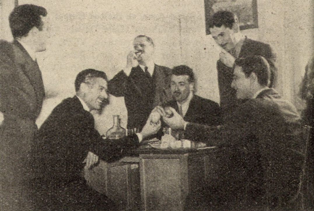 2 1951 03 31 Yldz Dergisinde Fotograf Atlas Film Studyosun Da Bir Ogle Yemegi “Atlas Film Stüdyosu’nda bir öğle yemeği” başlıklı kupür, <i>Yıldız</i>, Sayı: 14, 31 Mart 1951<br />
Soldan sağa: Nejat Duru, Reşit Gürzap, Melih Üstüngör, (oturan) Şadan Kâmil, (ayakta) Oğuz Özdeş, (oturan) Muzaffer Tema<br />
