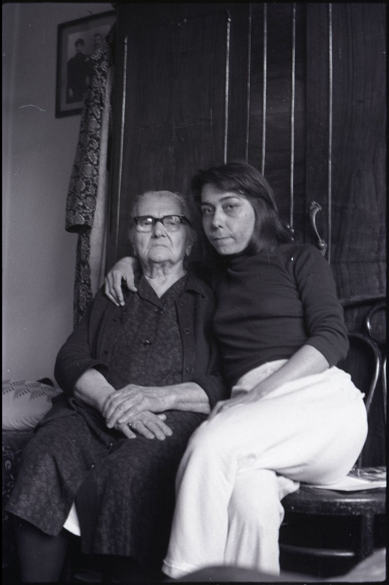 3 Eleonora Arhelaou, büyükannesi Fotini Galanu ile birlikte, 1975<br /><br />
