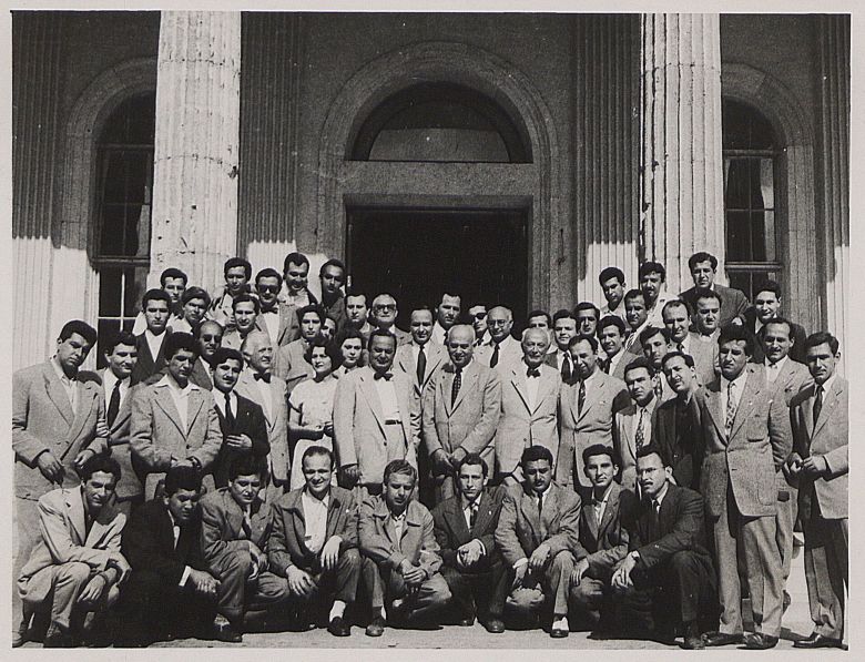 3 2 İstanbul Teknik Üniversitesi Mimarlık Fakültesi öğrencileri ve öğretim üyeleri Taşkışla önünde, 1950’ler
Salt Araştırma, Mimarlık ve Tasarım Arşivi