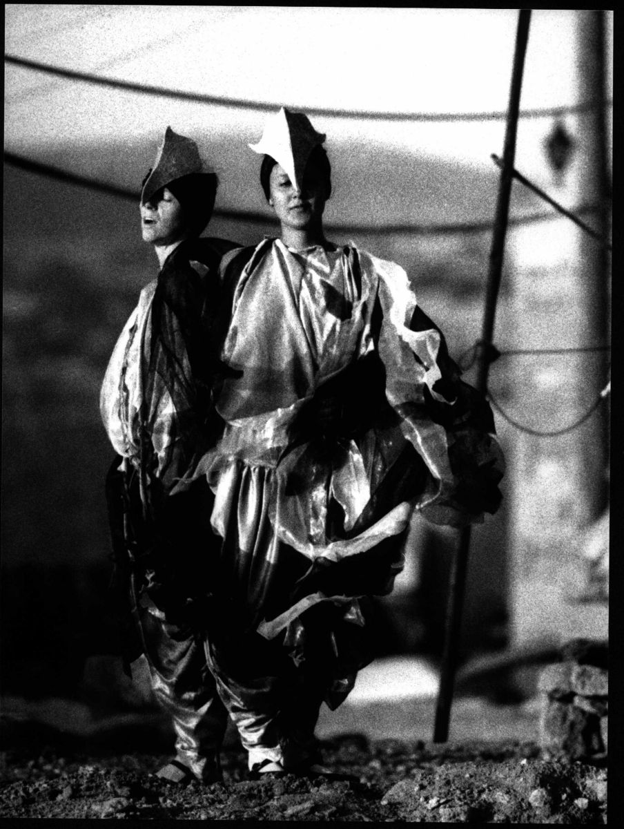 3 Simurg Assosgsfphotogoget Ya Da Tiyatro’nun <i>Simurg</i> oyunundan bir kare, 1. Assos Gösteri Sanatları Festivali, 1995<br />
Fotoğraf: Levent Öget