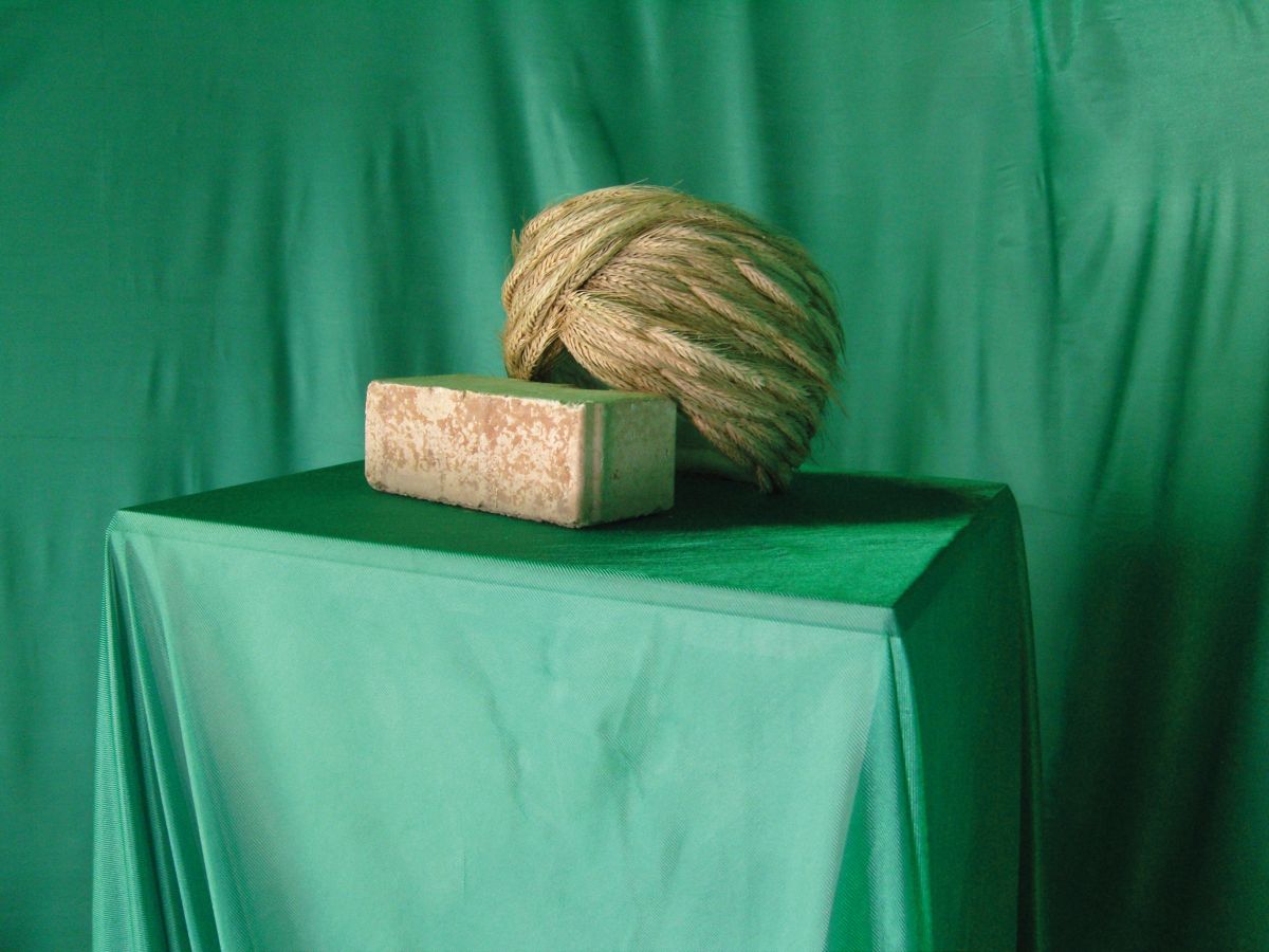 Slavs and Tatars, Wheat Molla, 2011, wheat, cotton and brick Courtesy of the artists Slavs and Tatars, <i>Wheat Molla</i> [<i>Buğday Molla</i>], 2011, buğday, pamuk, tuğla
Sanatçıların izniyle
