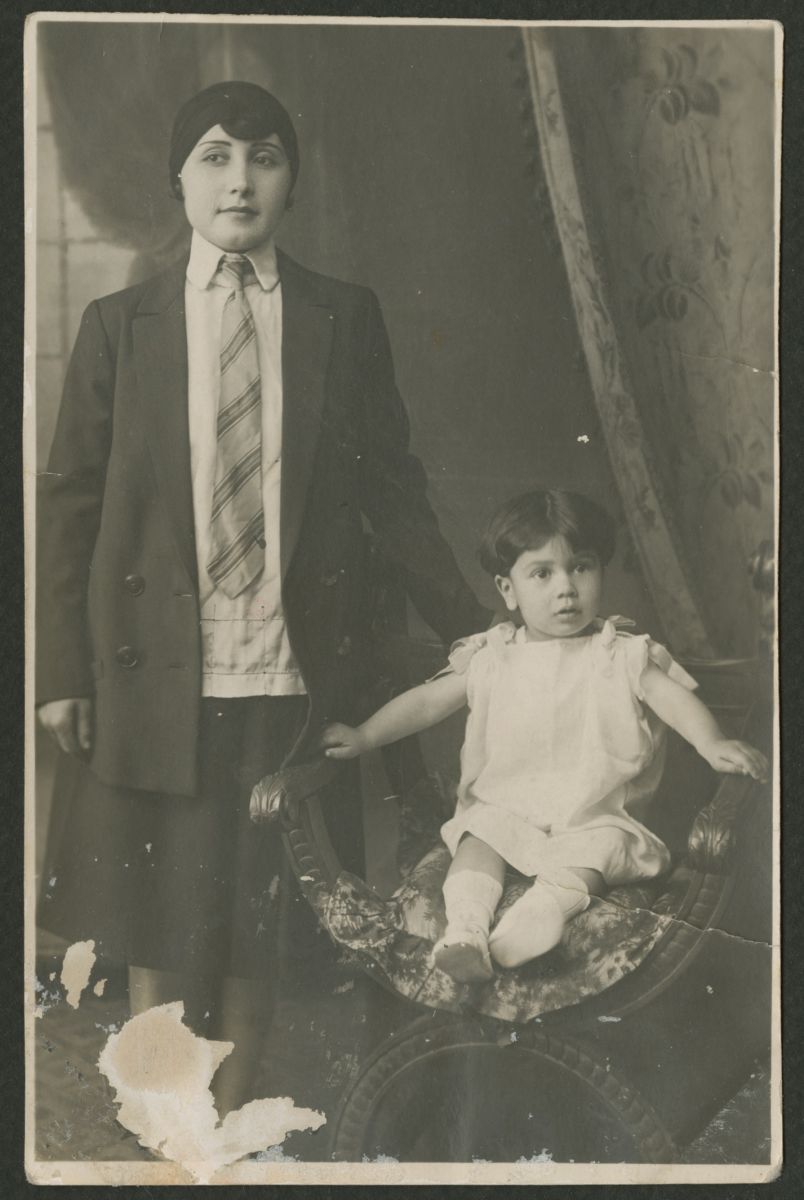 4 Ad Mc 007 Ref6182 D Genç bir kadın ve bir çocuk, tahminî 1920’ler<br />
New York Üniversitesi Abu Dhabi, Akkasah Fotoğraf Arşivi<br />
