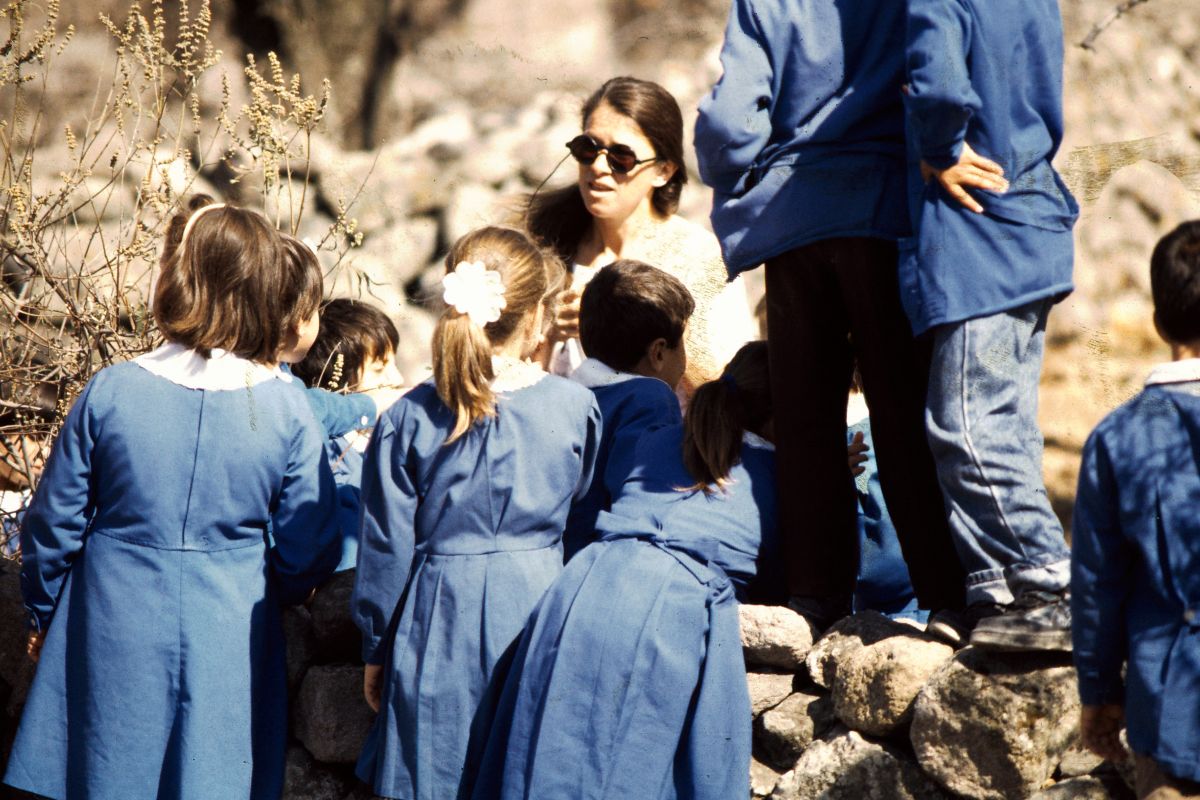 4 Aydnteker Assosgsfphotogoget Aydın Teker <i>Assos Yolu</i> [Road to Assos] işi için Behramkale ilkokulu öğrencileriyle çalışırken, 1995<br />
Fotoğraf: Levent Öget