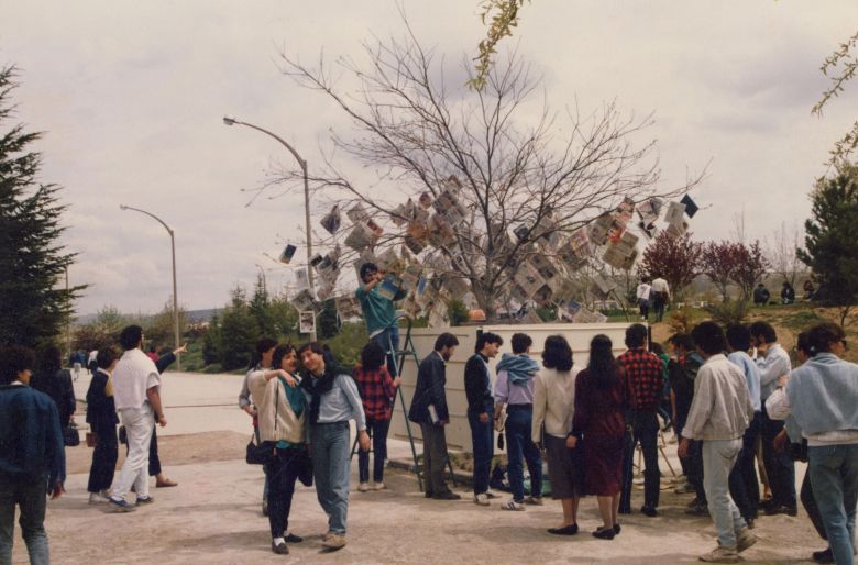 5 13 Moni Salim Özgilik, <i>Kültür Ağacı</i>, bir ağaçta asılı muhtelif gazete ve dergiler, Hacettepe Üniversitesi, Ankara, 1988
Salt Araştırma, Moni Salim Özgilik Arşivi