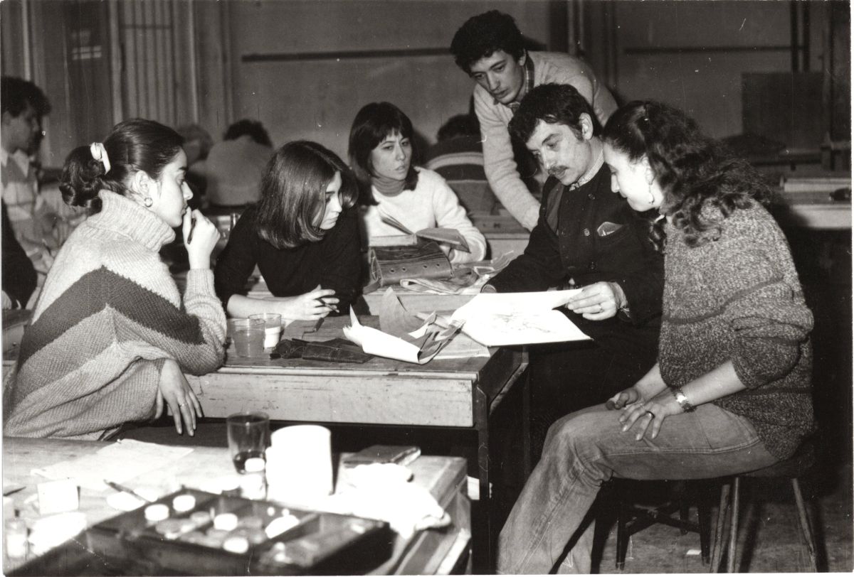 5 Kab274001 Özer Kabaş (sağdan ikinci) öğrencileriyle, Mimar Sinan Üniversitesi, tahminî 1980’ler<br />
Salt Araştırma, Özer Kabaş Arşivi<br />
