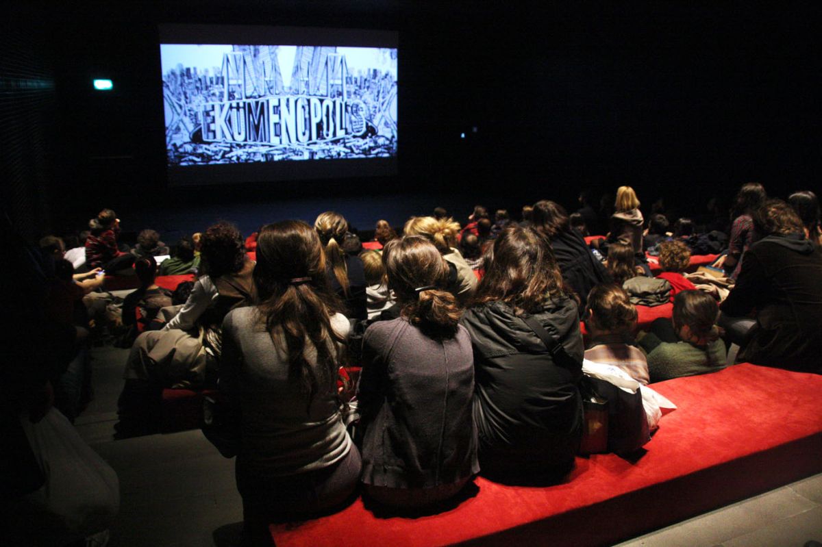 ekumenopolis                                                                                                                                                                                                                                                    Film Gösterimi: 
<i>Ekümenopolis: Ucu Olmayan Sehir</i>
28 Ekim 2011