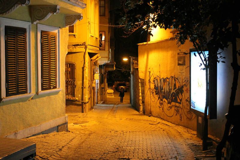 berk sokak arası                                                                                                                                                                                                                                                <i>Sokak Arasi</i> [Alley]
Berk Arica
Beyoglu Anadolu Lisesi
2011