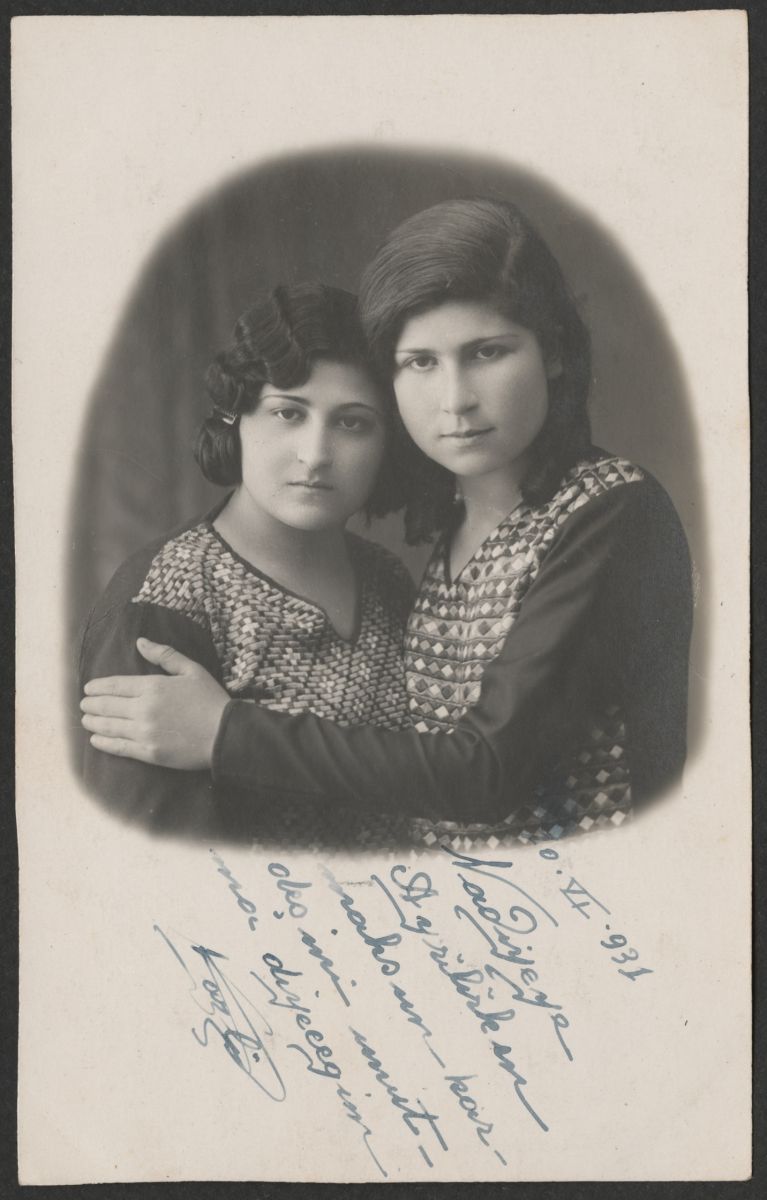 5 Ad Mc 007 Ref6530 D İki kız kardeş, 10 Haziran 1931<br />
New York Üniversitesi Abu Dhabi, Akkasah Fotoğraf Arşivi<br />

