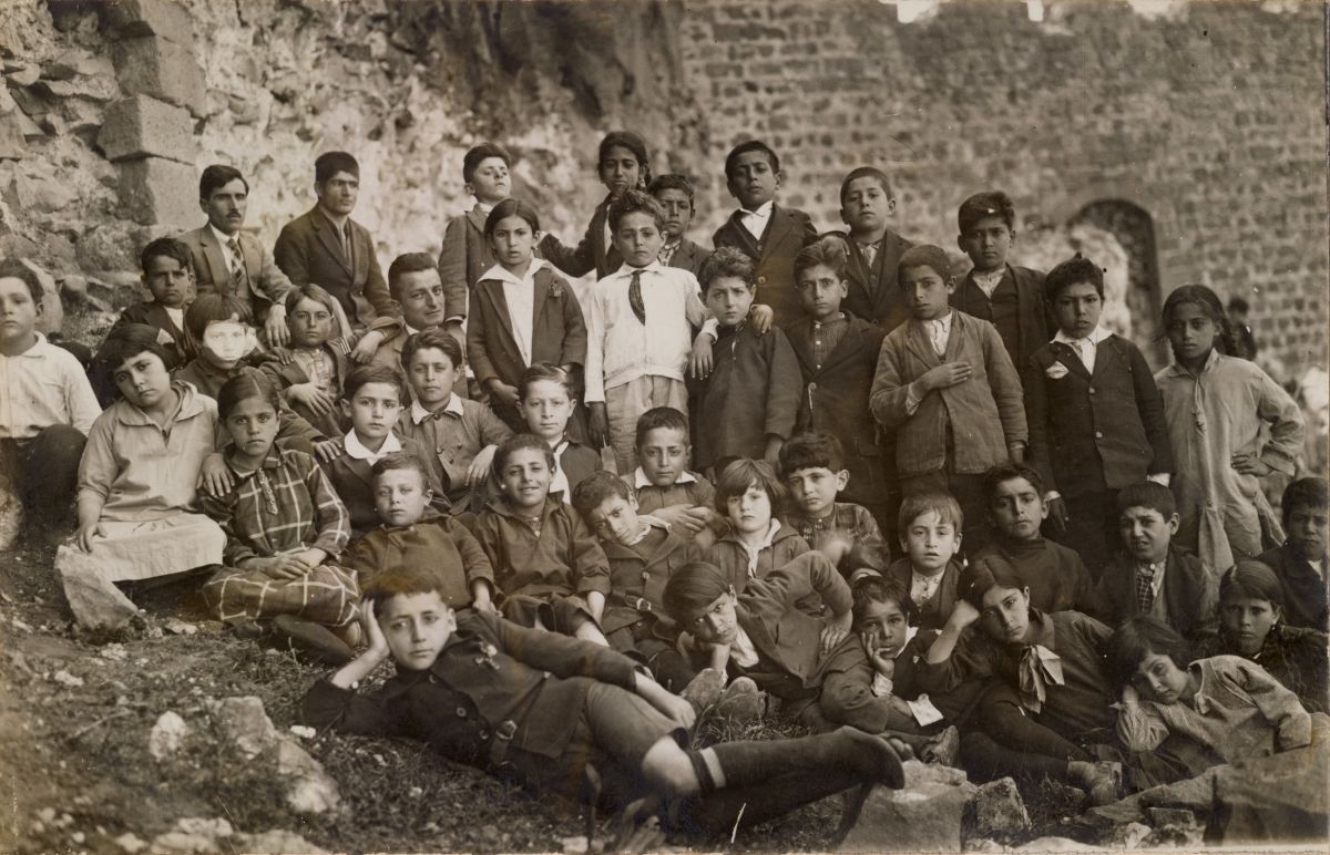 5 Eokbaphal002037 Diyarbakır Kalesi önünde öğretmen ve öğrenciler
Salt Araştırma, Öktem ve Barutçuoğlu Arşivi
