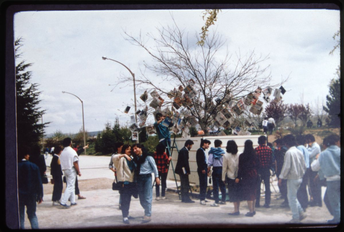 5 Mon061003 <i>Kültür Ağacı</i>, Ankara, 1988<br />
Salt Araştırma, Moni Salim Özgilik Arşivi<br />
