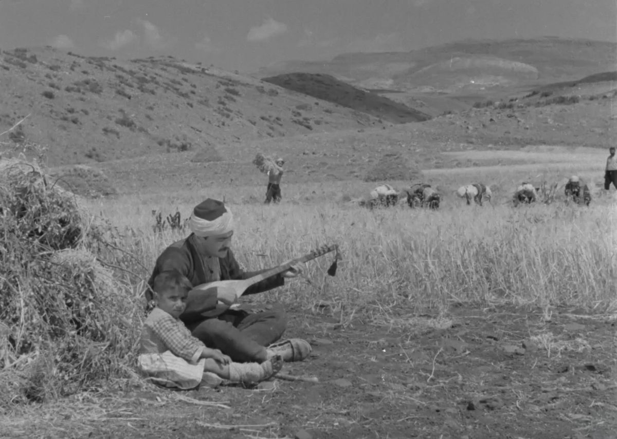 6 4 <i>Karanlık Dünya / Âşık Veysel’in Hayatı</i> (1953) filminden bir kare<br />
©Atadeniz Film<br />