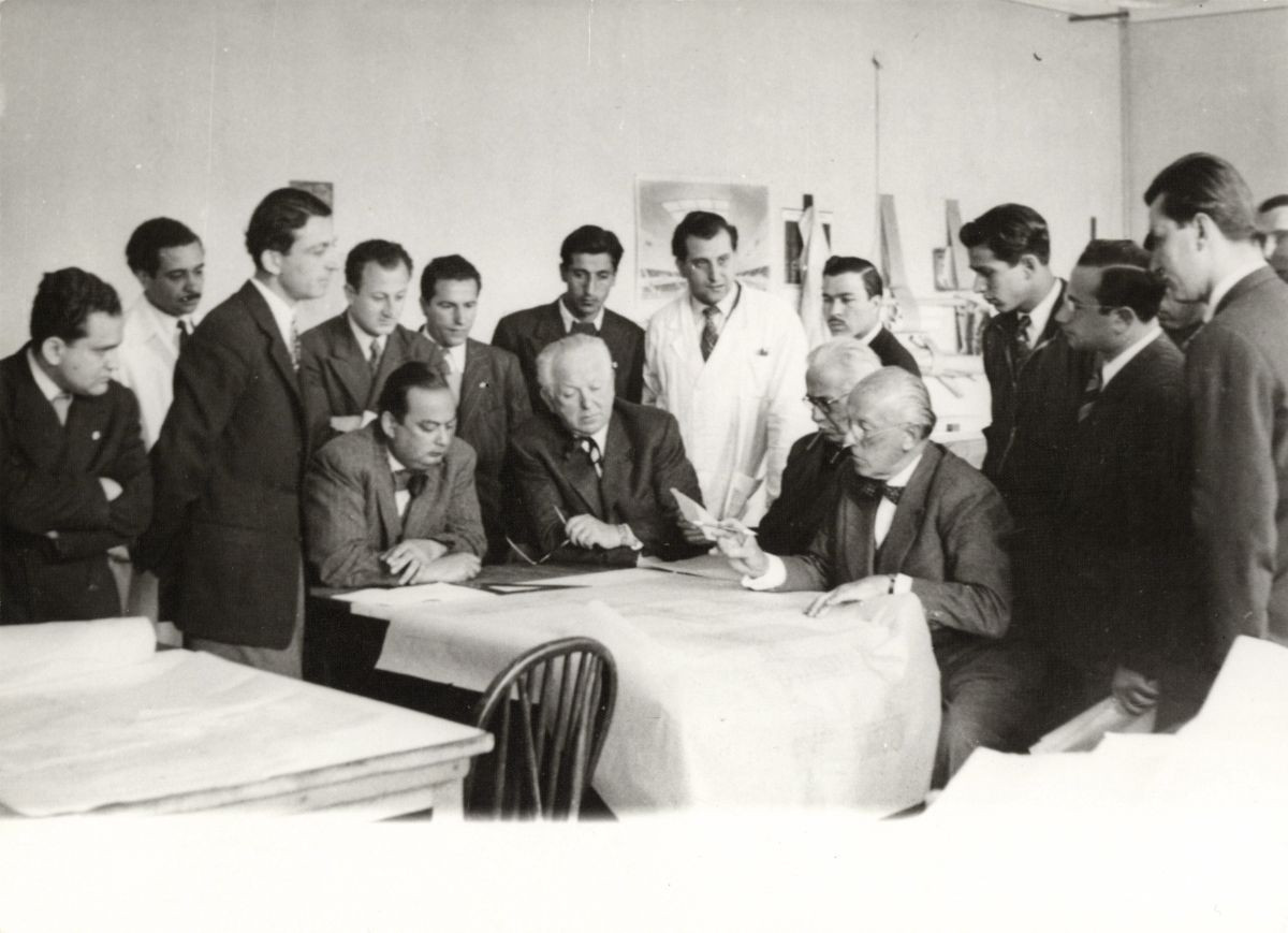 6 Tsoboh064 Emin Halid Onat, Clemens Holzmeister, Friedrich Hess ve Paul Bonatz, İstanbul Teknik Üniversitesi Gümüşsuyu Kampüsü’nde öğrenci projelerine tashih verirken, 1948<br />
Salt Araştırma, Harika-Kemali Söylemezoğlu Arşivi<br />
