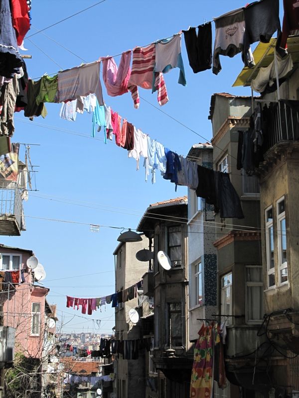  <i>Çamasirli Sokak</i> [Street with Laundry]
Burcu Begüm Topuzdag
Kadiköy Anadolu Lisesi
2011