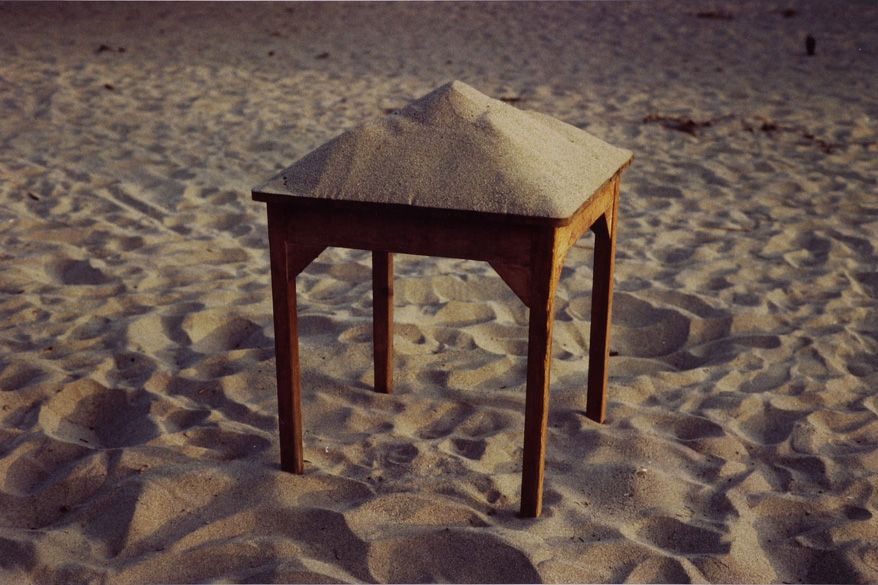 Gabriel Orozco, Sand on Table [Masanın Üstündeki Kum], 1993 Gabriel Orozco, <i>Sand on Table</i> [Masanın Üstündeki Kum], 1993
Van Abbemuseum Koleksiyonu, Eindhoven, Hollanda
Peter Cox, Eindhoven, Hollanda