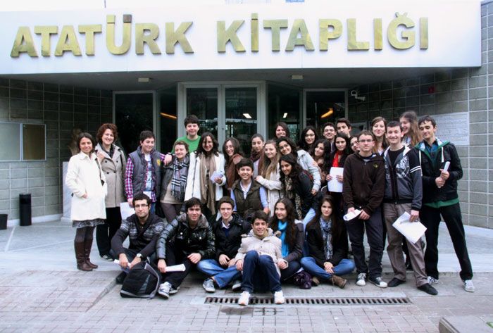 istory tour 16 Aralık’ta Açık Arşiv Turu yapan İstanbul Atatürk Lisesi öğrencileri, Hrair Sarkissian’ın SALT Beyoğlu’ndaki <i>Istory</i> [Benim Hikâyem] sergisi için fotoğrafladığı arşiv ve kütüphanelerden bazılarını ziyaret ettiler. 