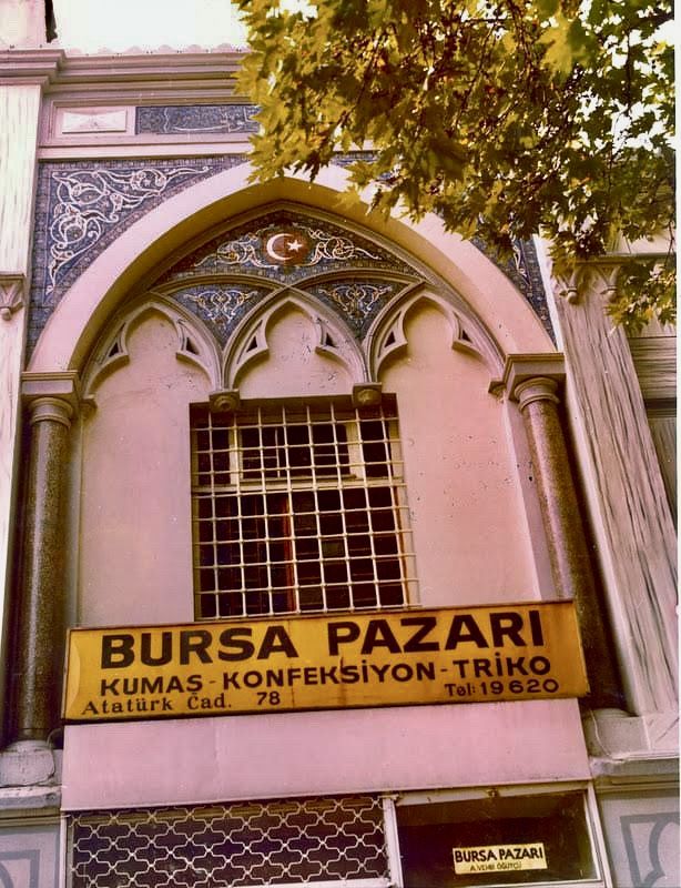 7 1 Alt katı Bursa Pazarı’na dönüştürülmüş banka binası<br />
Fotoğraf: Uğur Cavaç