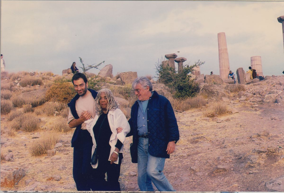 7 Assos H K Korusu Soldan sağa: Nadi Güler, Ellen Stewart, Beklan Algan<br />
Assos’taki Hüseyin Katırcıoğlu korusuna yapılan ziyaretten fotoğraf: Naz Erayda