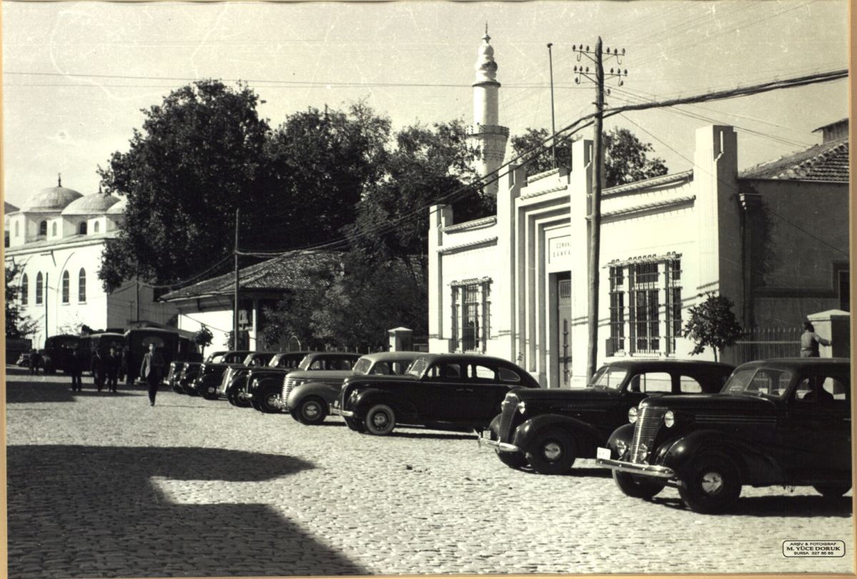 8 Osmanlı Bankası Bursa Şubesi’nin Atatürk Caddesi cephesine açılmış yeni kapısı<br />
Salt Araştırma, Osmanlı Bankası Arşivi <br />
