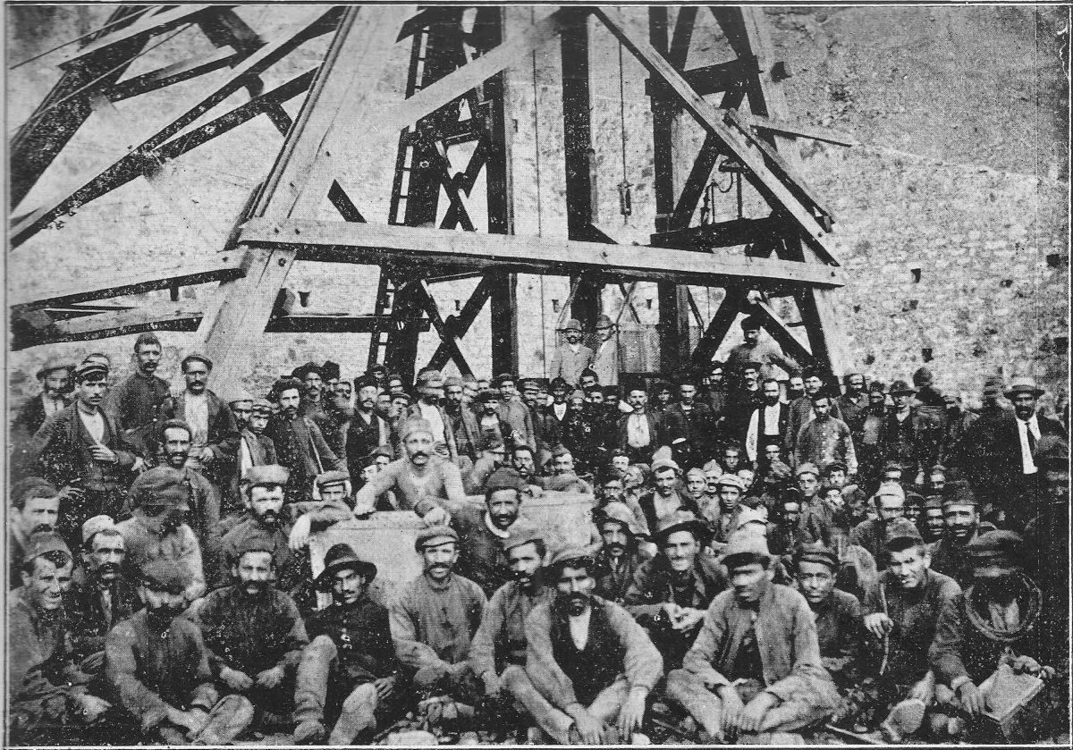 8 Arimagarasi Madenciler 1910 1910’da İzmir’de yayımlanan <i>Kosmos</i> dergisinde Arı kuyusunun önündeki madencilerin fotoğrafı<br /><br />
