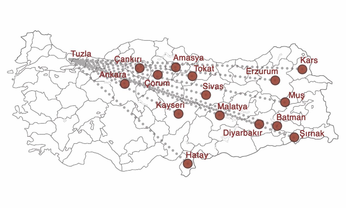 9 Hrant Guzelyan Seyahatler Orjinal Dosyam Bulamadm O Yuzden Sunum Dosyamdan Yukluyorumumarm Cozunurlugu Iyidir Hrant Güzelyan’ın Anadolu’ya yaptığı geziler (veriler kendi otobiyografik kitabı <i>Kamp Armen’e Giden Yol: Artakalanların Hikâyesi</i>’nden alınmış, harita yazar tarafından hazırlanmıştır)<br /><br />
