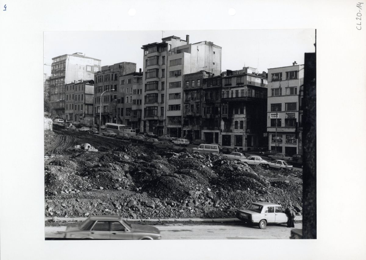 9 Ifeaegiist014 Tarlabaşı Bulvarı yapım çalışmaları sırasında Şişhane Viyadüğü’nün inşaatı, 1989<br />
Fotoğraf: Marc Eginard<br />
Salt Araştırma, IFEA Arşivi<br />
