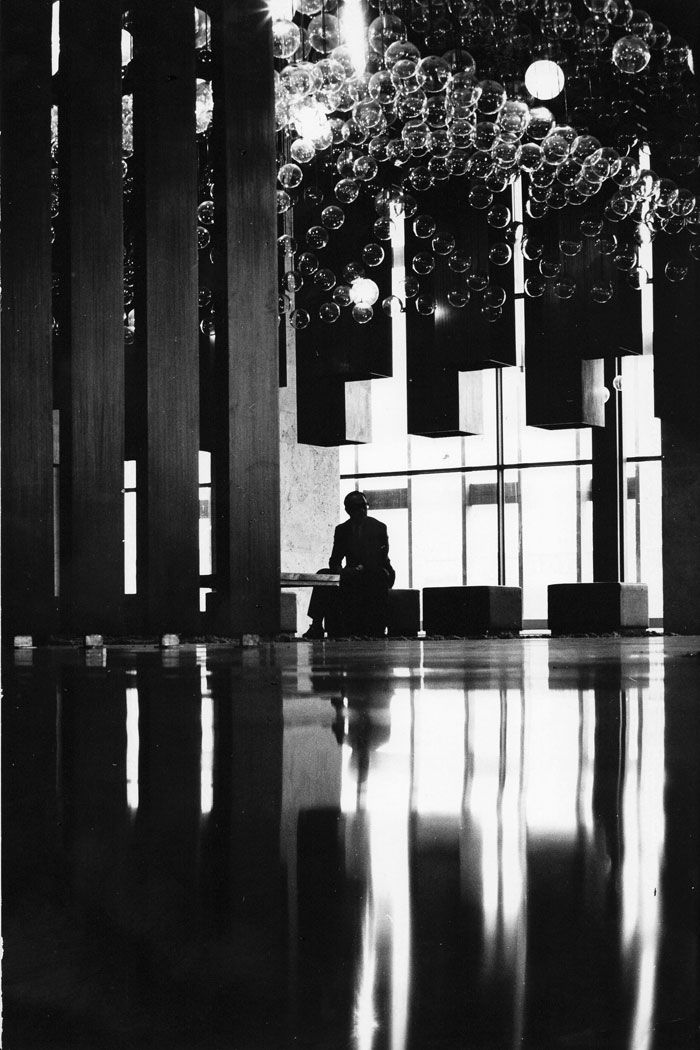 Hayati Tabanlıoğlu in the Atatürk Kültür Merkezi grand foyer (1969) Atatürk Kültür Merkezi büyük fuayesinde Hayati Tabanlıoğlu (1969)
Fotoğraf: Gültekin Çizgen