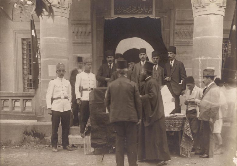 Afdivh113 Cropped 1924 yılı ara seçimleri, İstanbul’daki Bebek Camii’nin avlusu
SALT Araştırma, Fotoğraf Arşivi 