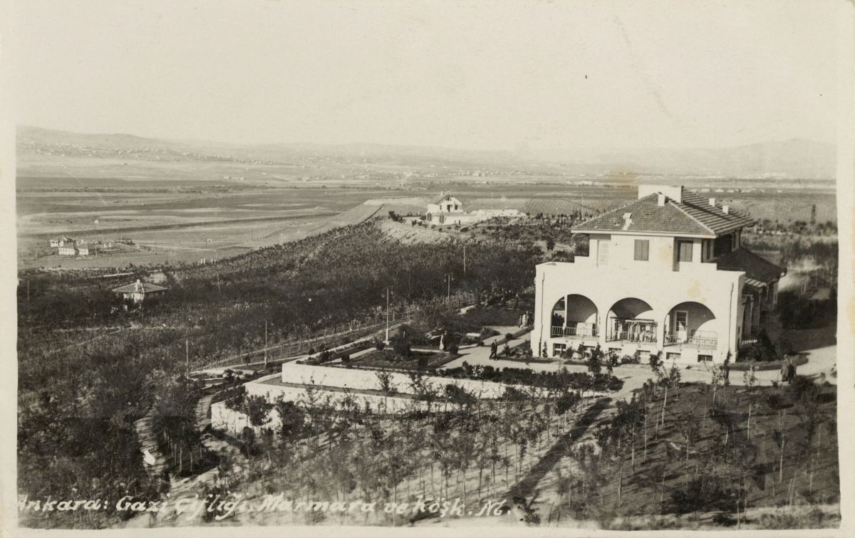 Ahanka079 1 Salt Araştırma, Fotoğraf ve Kartpostal Arşivi’nden fotoğraflar:
Atatürk Orman Çiftliği’nin genel görünümü ve Marmara Köşkü
