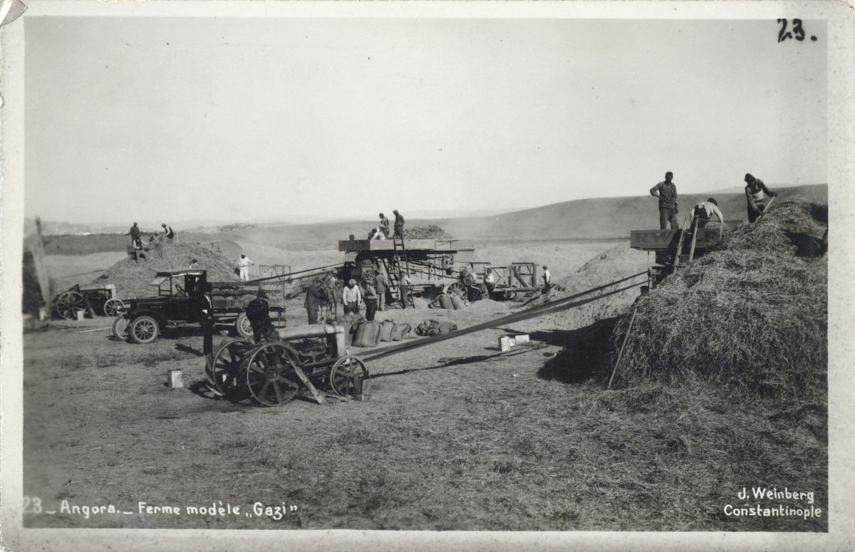 Ahanka097 1 Atatürk Orman Çiftliği, Harman Yeri (Fotoğrafın arka yüzünde “Gazi çiftliğinde kısa süre içerisinde çağdaş üretim araçları kullanılmaya başlandı” ibaresi yer almaktadır)