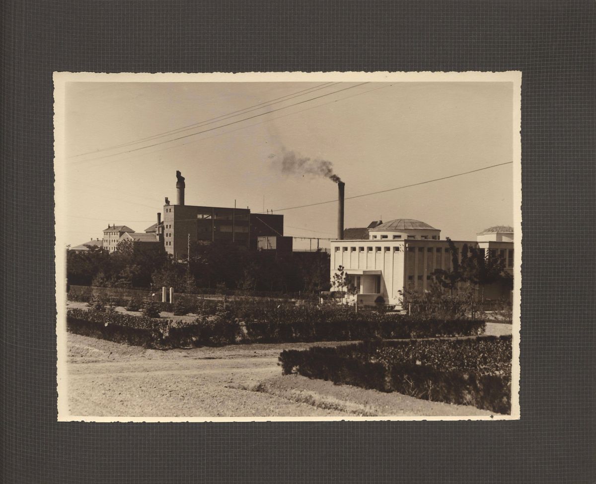 Ahanka183015 Atatürk Orman Çiftliği, Hamam (önde) ve Bira Fabrikası (arkada)<br /><br />
